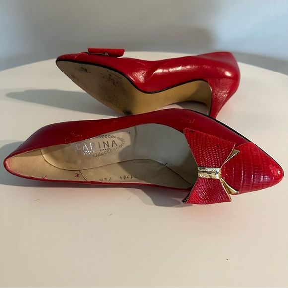 Vintage Red Pumps With Bows, Made In Spain, Embossed Leather, Gold Elements - Picture 8 of 16